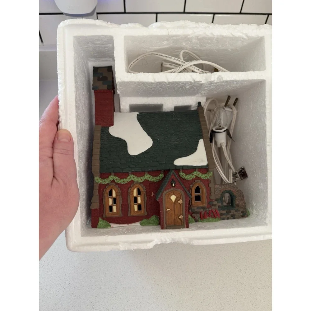 Vintage Dept 56 Dickens Village Lighted DUDDEN CROSS CHURCH 5834-3. - READ